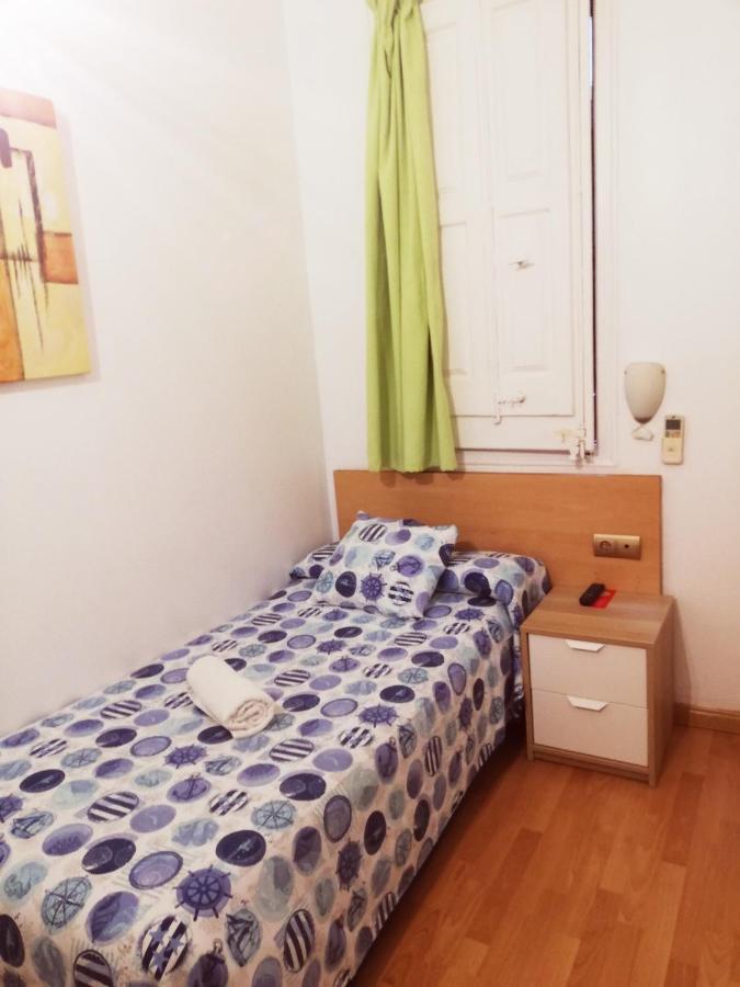 Hostal Felipe 2 Барселона Экстерьер фото