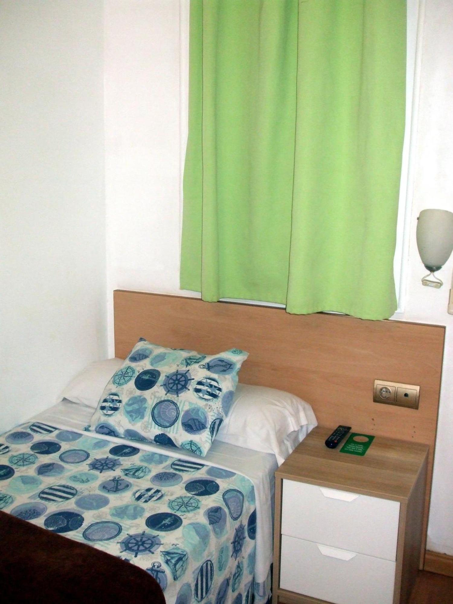 Hostal Felipe 2 Барселона Номер фото