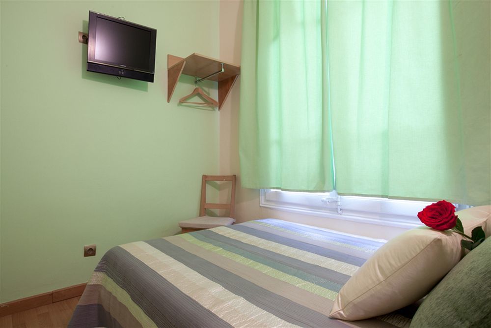 Hostal Felipe 2 Барселона Экстерьер фото