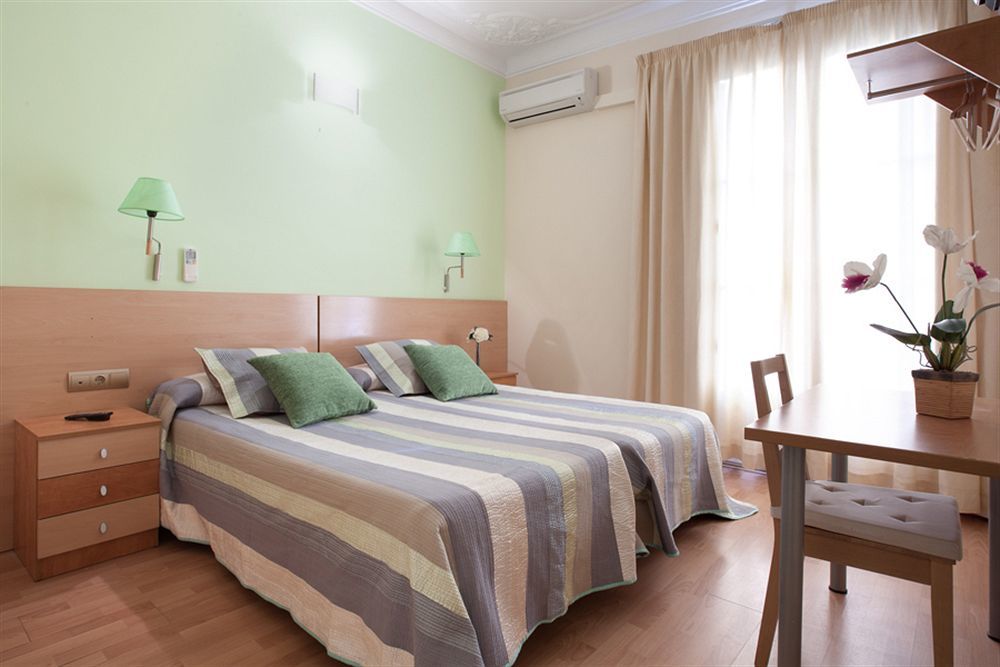 Hostal Felipe 2 Барселона Экстерьер фото