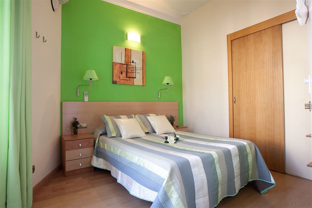 Hostal Felipe 2 Барселона Экстерьер фото
