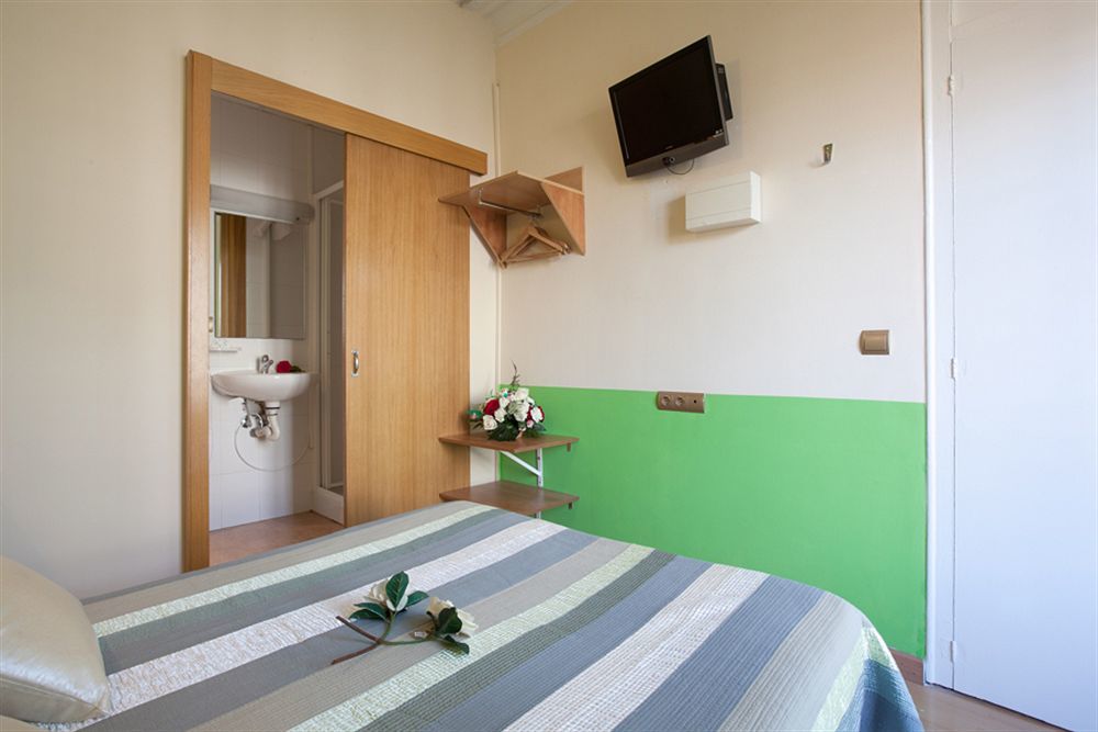 Hostal Felipe 2 Барселона Экстерьер фото