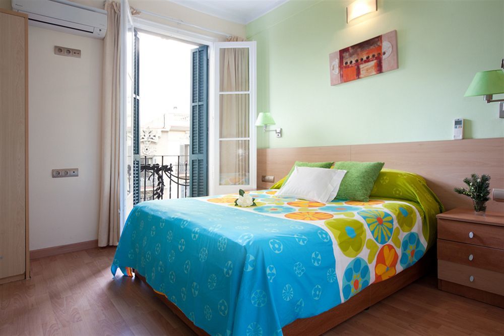 Hostal Felipe 2 Барселона Экстерьер фото