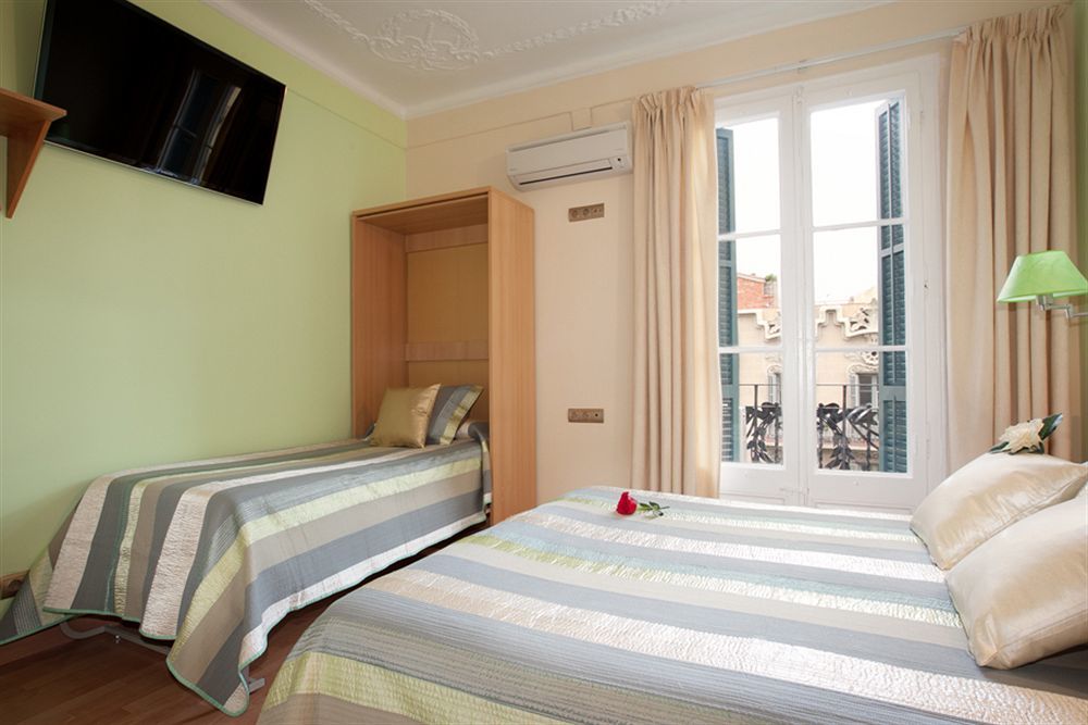 Hostal Felipe 2 Барселона Экстерьер фото